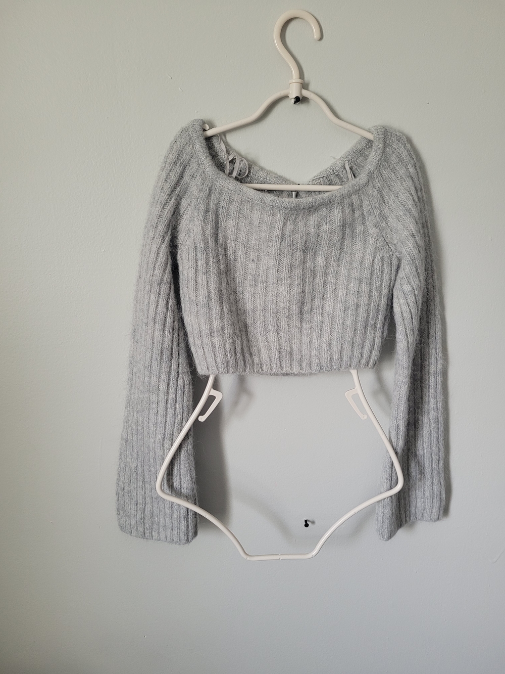 Off-the-Shoulder Ribbed Cropped Sweater in Light Gray